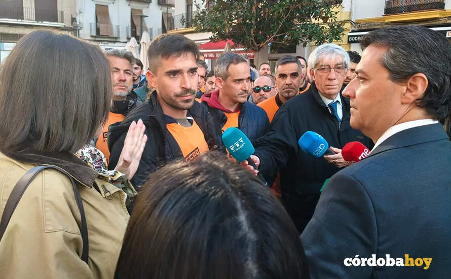 El alcalde de C&oacute;rdoba, Jos&eacute; Mar&iacute;a Bellido, con trabajadores de Hitachi-Energy, en una imagen de archivo FOTO CCOO