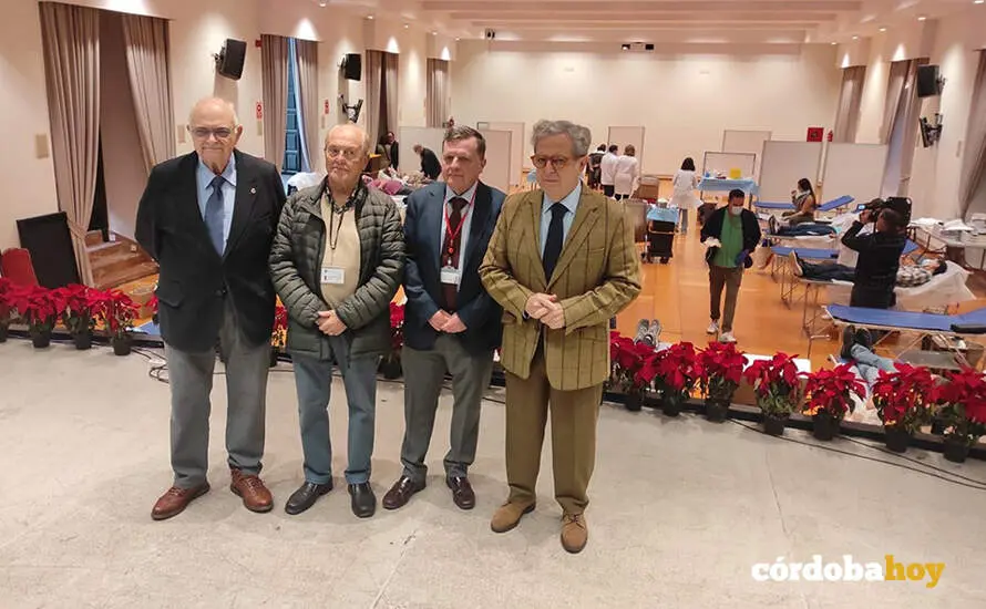 El presidente de la Diputaci&oacute;n de C&oacute;rdoba, Salvador Fuentes (derecha), visita la Gran Marat&oacute;n de Donaci&oacute;n de Sangre en el Palacio de la Merced FOTO EUROPA PRESS