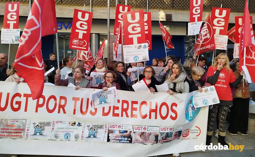 UGT Servicios P&uacute;blicos (UGT SP) de C&oacute;rdoba se concentra ante las puertas de la empresa Atende, que asumi&oacute; desde mediados del a&ntilde;o 2024 el servicio de ayuda a domicilio de la capital cordobesa, en una imagen de archivo FOTO UGT