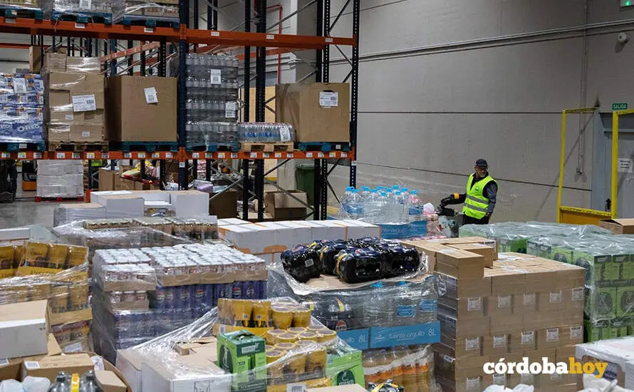 Miembros de la Federaci&oacute;n Espa&ntilde;ola de Bancos de Alimento (Fesbal) realizando labores de recogida de alimentos, en un supermercado en una imagen de archivo FOTO RAFAEL BASTANTE / EUROPA PRESS