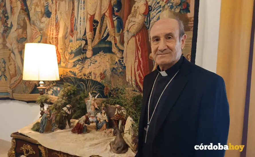 El obispo de C&oacute;rdoba, Jes&uacute;s Fern&aacute;ndez, ante el Nacimiento instalado en su despacho, en una imagen de archivo FOTO EUROPA PRESS