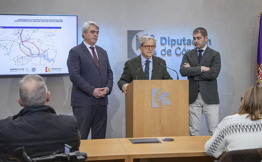 El preside te de la Diputaci&oacute;n, Salvador Fuentes (centro) FOTO DIPUTACI&Oacute;N DE C&Oacute;RDOBA