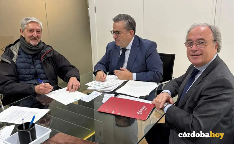 Antonio D&iacute;az (derecha), en la firma de la adquisici&oacute;n del local FOTO C&Aacute;MARA DE COMERCIO