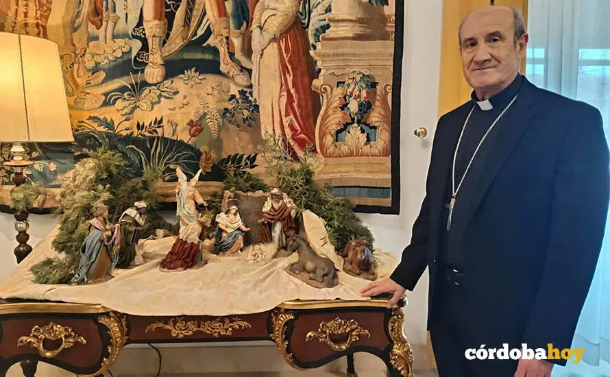 El obispo de C&oacute;rdoba, Jes&uacute;s Fern&aacute;ndez, junto al Nacimiento instalado en su despacho FOTO EUROPA PRESS