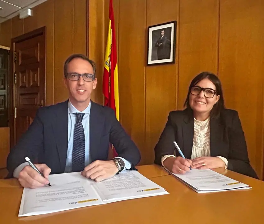 El alcalde de Pozoblanco, Santiago Cabello, y la jefa provincial de Tr&aacute;fico en C&oacute;rdoba, Piedad S&aacute;nchez, firman el acuerdo FOTO AYUNTAMIENTO DE POZOBLANCO