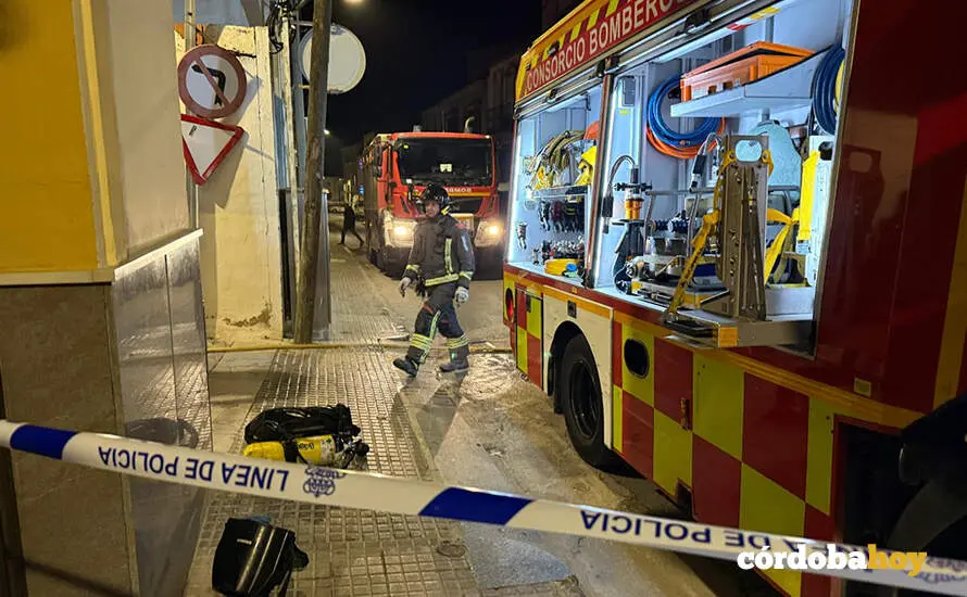 Los bomberos en el incendio de esta tarde en Lucena