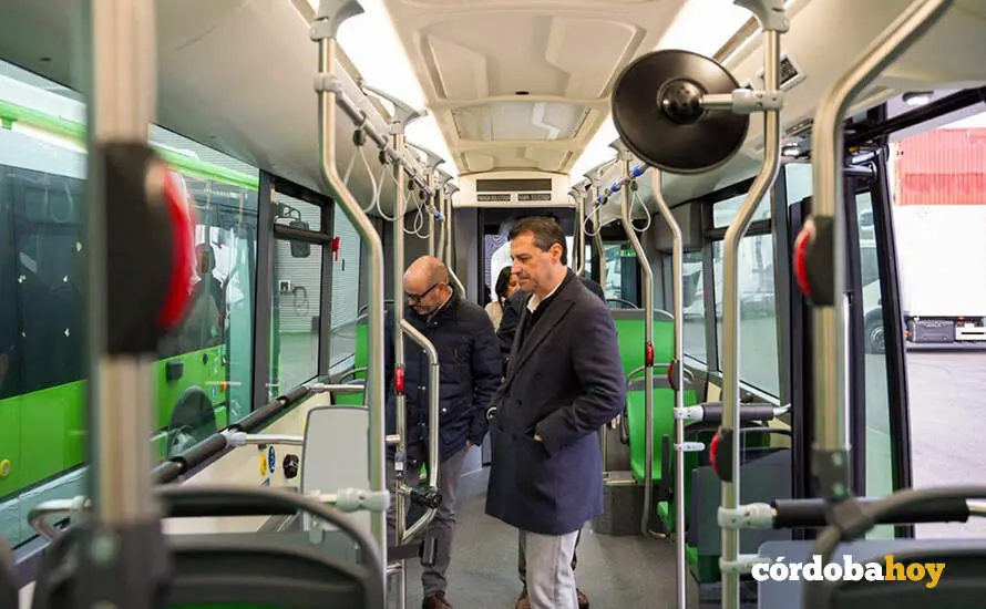 Interior de uno de los 15 nuevos autobuses h&iacute;bridos de Aucorsa para 2026 FOTO AUCORSA