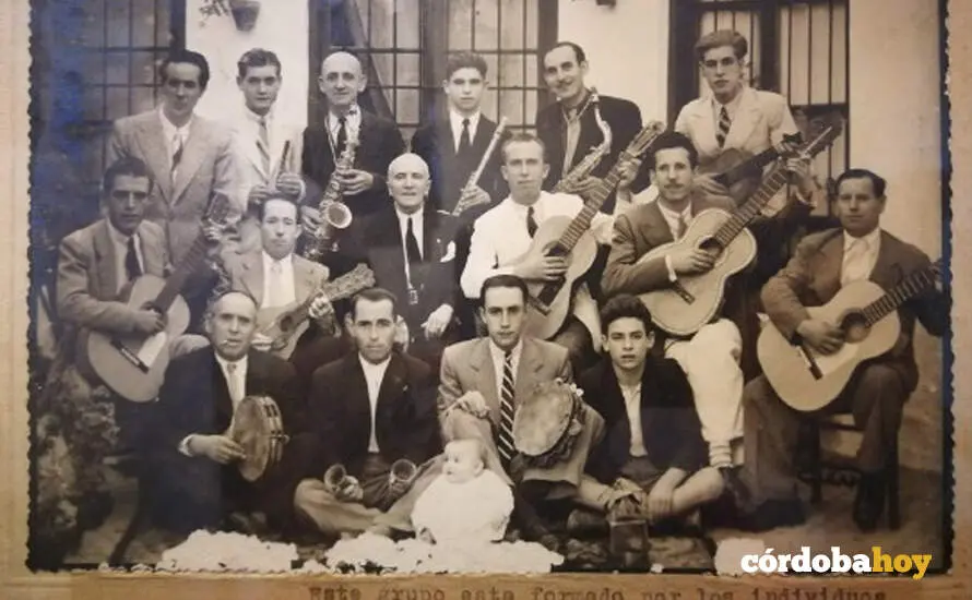 Los Cantos de la Aurora de Priego constituyen una tradici&oacute;n musical mantenida por los Hermanos de la Aurora, tambi&eacute;n conocidos como los 'auroros', como los de esta imagen del pasado siglo FOTO JUNTA DE ANDALUC&Iacute;A