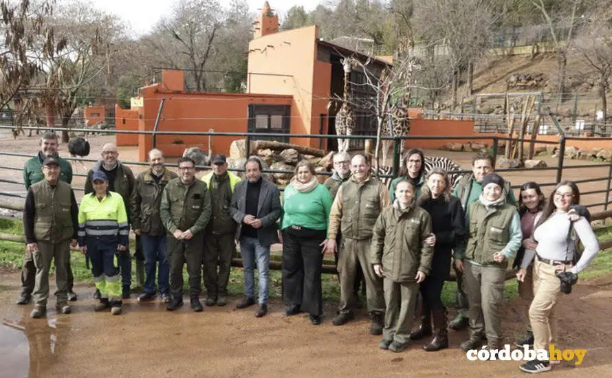 Daniel Garc&iacute;a-Ibarrola con personal del Centro de Conservaci&oacute;n Zoo de C&oacute;rdoba, en una imagen de archivo FOTO AYUNTAMIENTO DE C&Oacute;RDOBA