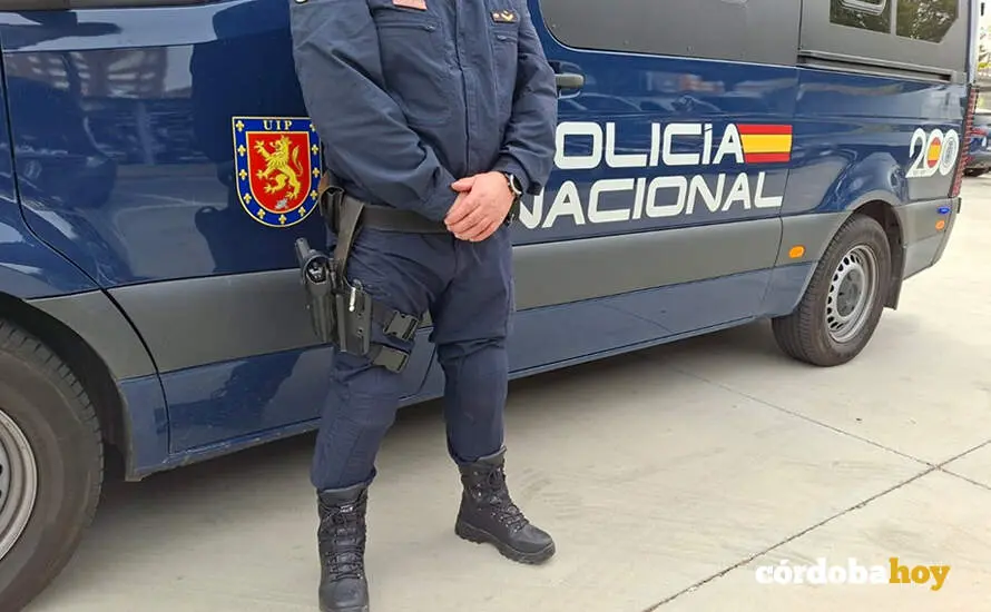 Un coche y un agente de la Polic&iacute;a Nacional FOTO POLIC&Iacute;A NACIONAL.