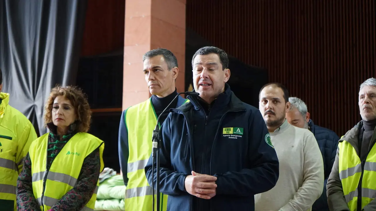 Juanma Moreno, con el. presidente del Gobierno, Pedro S&aacute;nchez, detr&aacute;s en Adamuz, en una imagen de archivo FOTO YOLANDA PEDROSA
