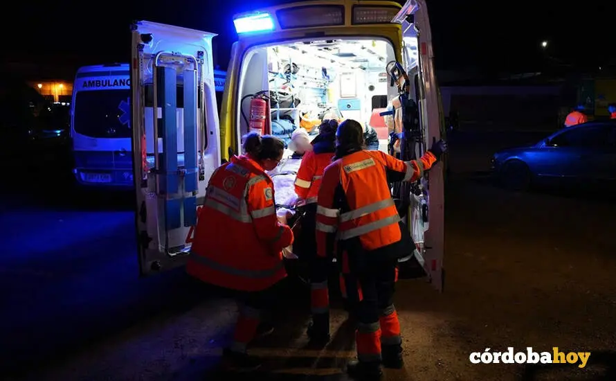 Una ambulancia del 061 traslada a un herido de la zona del accidente, en una imagen de archivo FOTO JUNTA DE ANDALUC&Iacute;A