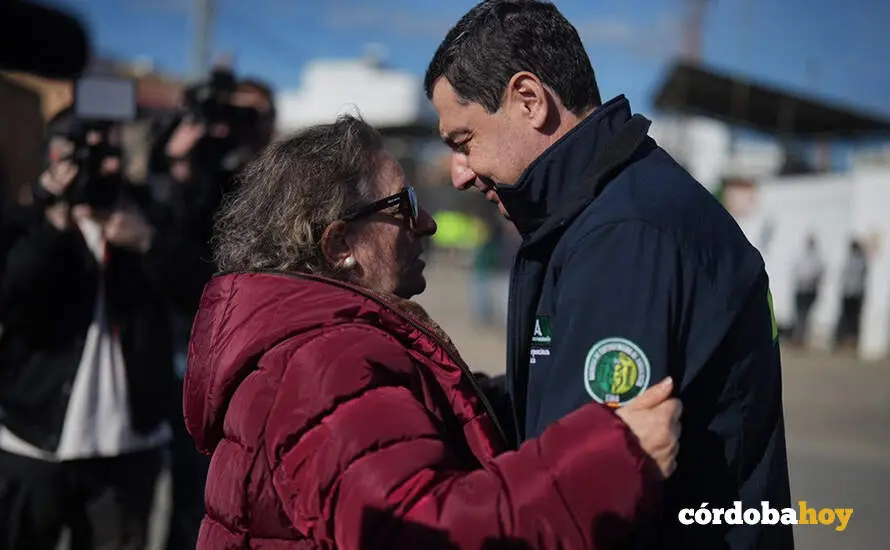 Una mujer conversa con Juanma Moreno en Adamuz, en una imagen de archivo FOTO JUNTA DE ANDALUC&Iacute;A