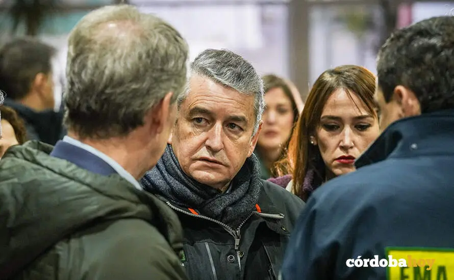 El consejero de Sanidad, Presidencia y Emergencias de la Junta de Andaluc&iacute;a, Antonio Sanz, en Adamuz FOTO GUILLERMO MORALES / EUROPA PRESS