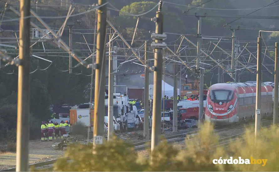 Zona del accidente ferroviario con los convoyes de trenes siniestrados donde contin&uacute;an los trabajos de recuperaci&oacute;n de los mismos FOTO JOAQUIN CORCHERO / EUROPA PRESS