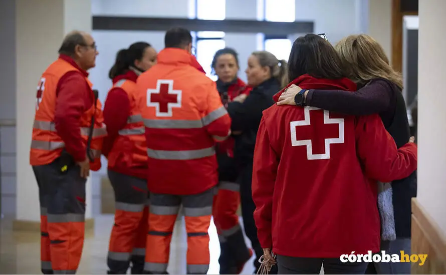 Miembros de la Cruz Roja atiende a familiares de v&iacute;ctimas en el siniestro ferroviario de Adamuz FOTO CLARA CARRASCO / EUROPA PRESS