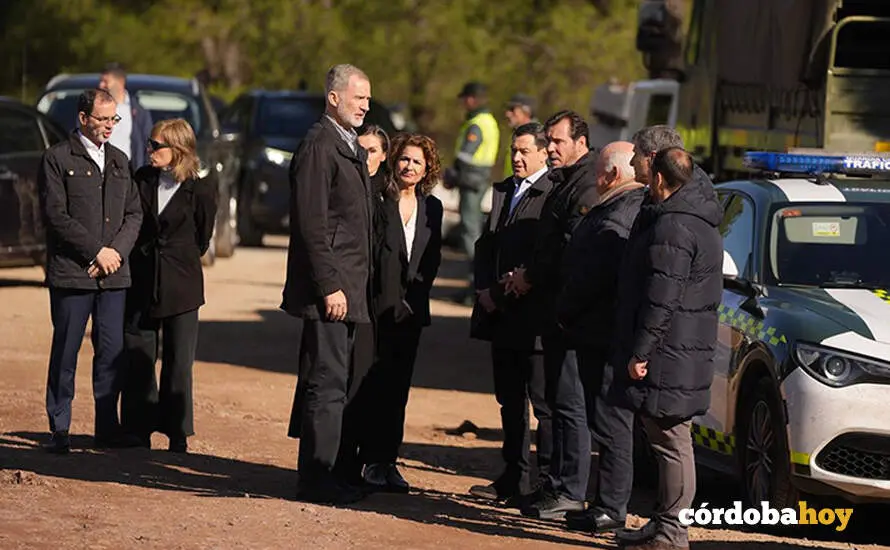Los reyes Felipe VI y Letizia su llegada a la localidad cordobesa de Adamuz FOTO JOAQU&Iacute;N CORCHERO / EUROPA PRESS