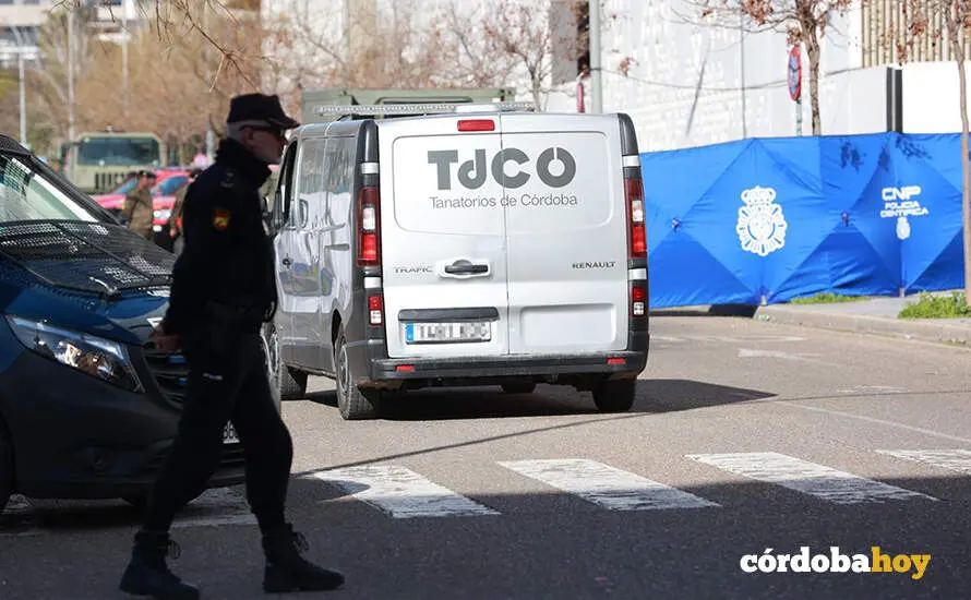 Llegada de un coche f&uacute;nebre al Instituto de Medicina Legal y Ciencias FOTO ROC&Iacute;O RUZ / EUROPA PRESS