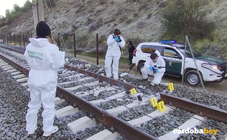 Agentes de la Guardia Civil investigando el accidente, en una imagen de archivo FOTO GUARDIA CIVIL