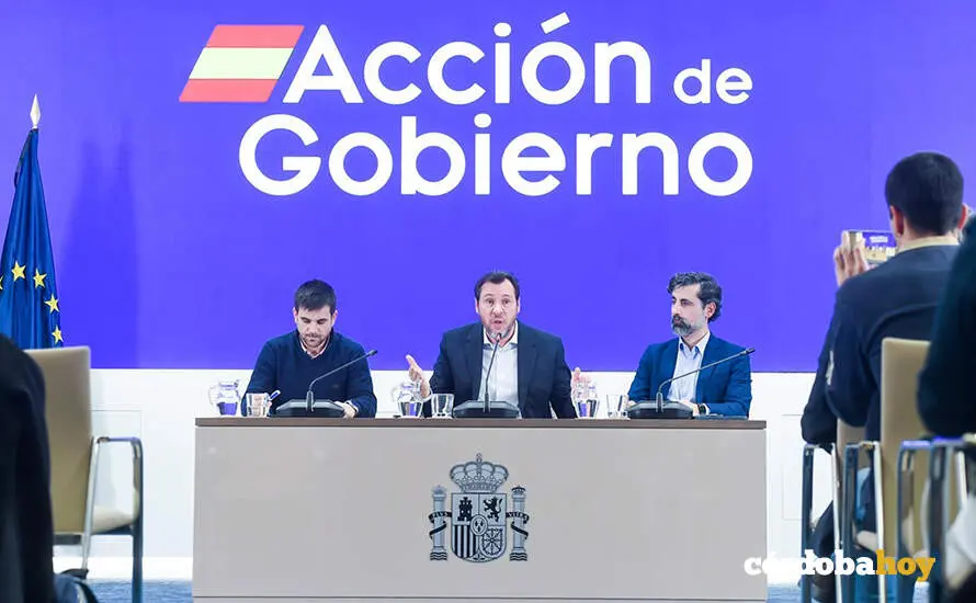 El ministro de Transportes y Movilidad Sostenible, &Oacute;scar Puente (c), junto al director de Tr&aacute;fico de Adif, &Aacute;ngel Garc&iacute;a de la Bandera (d), y al director de Operaciones de Renfe, Jos&eacute; Alfonso G&aacute;lvez (i), durante una rueda de prensa FOTO GUSTAVO VALIENTE / EUROPA PRESS