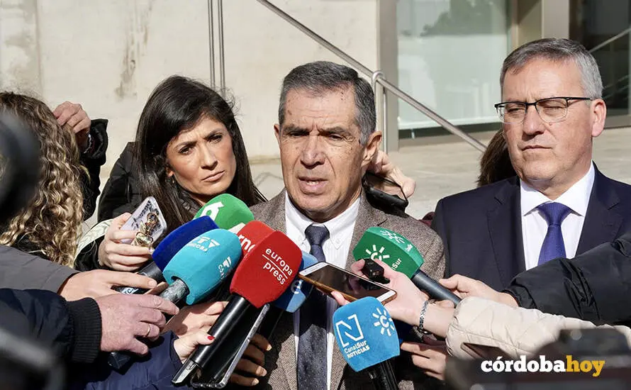 El presidente del Tribunal Superior de Justicia de Andaluc&iacute;a (TSJA), Lorenzo del R&iacute;o, atiende antes de realizar una visita a los Juzgados de Montoro FOTO EDUARDO BRIONES / EUROPA PRESS