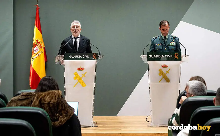 El ministro del Interior, Fernando Grande-Marlaska (i), comparece en rueda de prensa, junto al coronel jefe del Servicio de Criminal&iacute;stica, Fernando Dom&iacute;nguez (d) FOTO GABRIEL LUENGAS / EUROPA PRESS