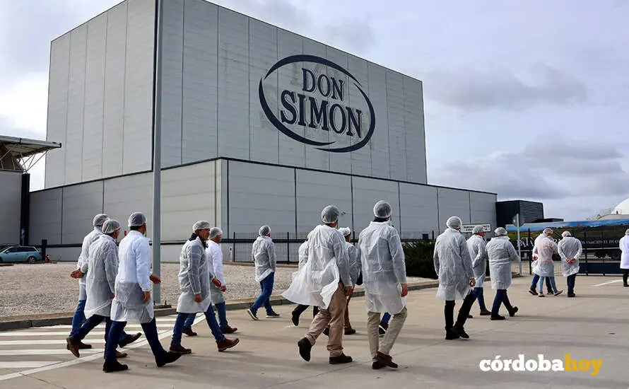 Visita de representantes de Fuente palmera a la planta de Don Sim&oacute;n en Huelva FOTO AYUNTAMIENTO DE FUENTE PALMERA