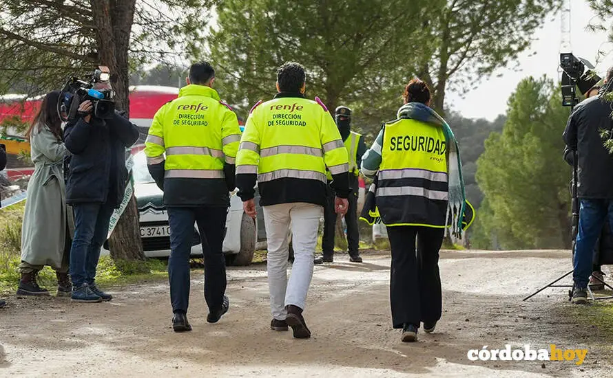 Llegada de personal de la direcci&oacute;n de Seguridad de Renfe a la zona del suceso en Adamuz FOTO FRANCISCO J. OLMO / EUROPA PRESS