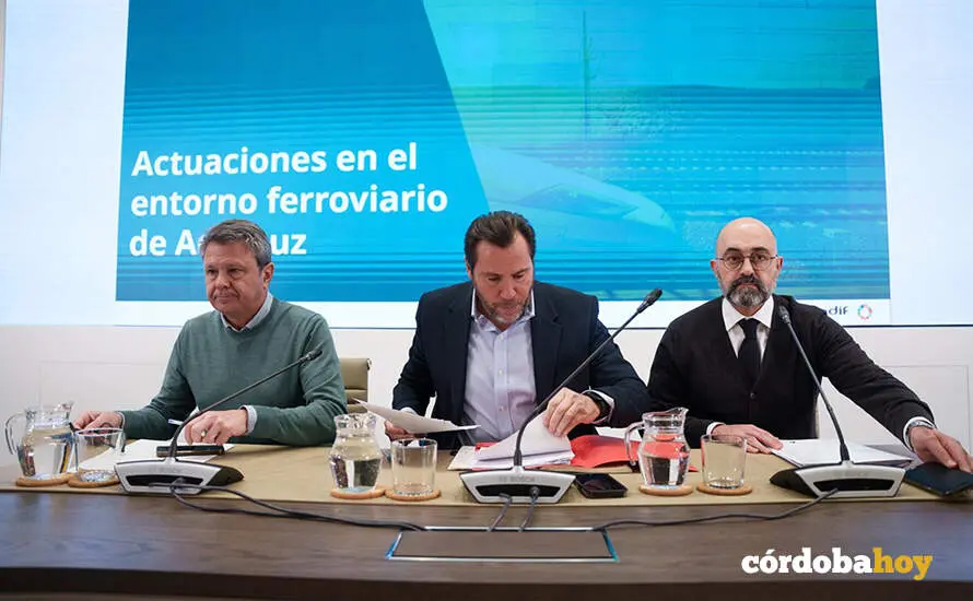 El ministro de Transportes y Movilidad Sostenible, &Oacute;scar Puente (c), atiende a los medios en una rueda de prensa, en la sede del Ministerio de Transportes, en Madrid FOTO MAT&Iacute;AS CHIOFALO / EUROPA PRESS