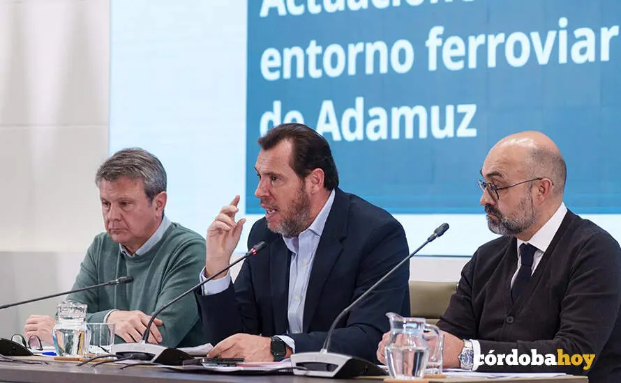 El ministro de Transportes y Movilidad Sostenible, &Oacute;scar Puente (c), acompa&ntilde;ado del secretario de Estado de Transportes y Movilidad Sostenible, Jos&eacute; Antonio Santano Clavero (i), y el presidente de ADIF, Luis Pedro Marco de la Pe&ntilde;a (d) FOTO MATIAS CHIOFALO / EUROPA PRESS
