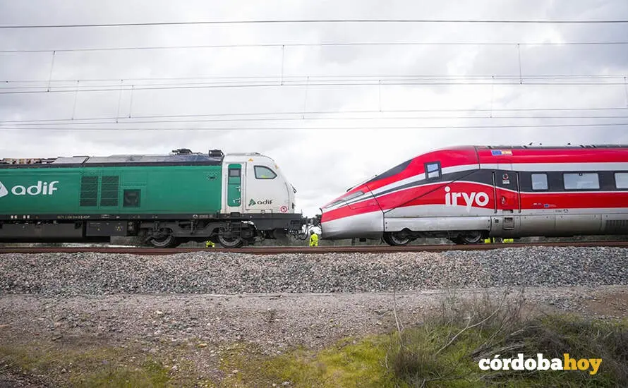 Una locomotora de ADIF remolca por la v&iacute;a los cinco vagones del tren Iryo que est&aacute;n en mejores condiciones FOTO GUILLERMOS MORALES / EUROPA PRESS