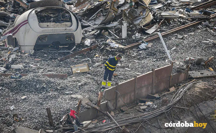 Trabajadores realizan tareas de retirada de los vagores en el punto de las v&iacute;as donde tuvo lugar el accidente de trenes de Adamuz FOTO GUILLERMO MORALES / EUROPA PRESS