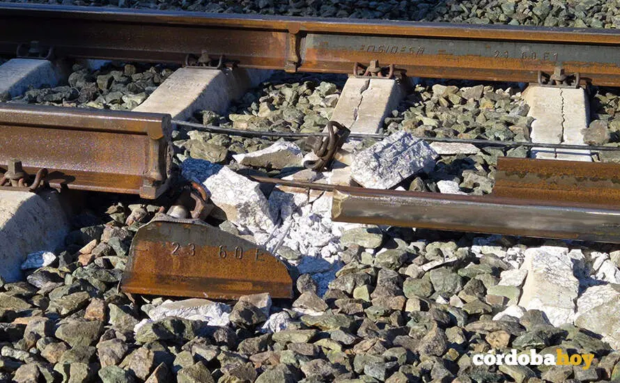 El carril roto por el que se produce el descarrilamiento del Iryo en Adamuz FOTO X DE &Oacute;SCAR PUENTE