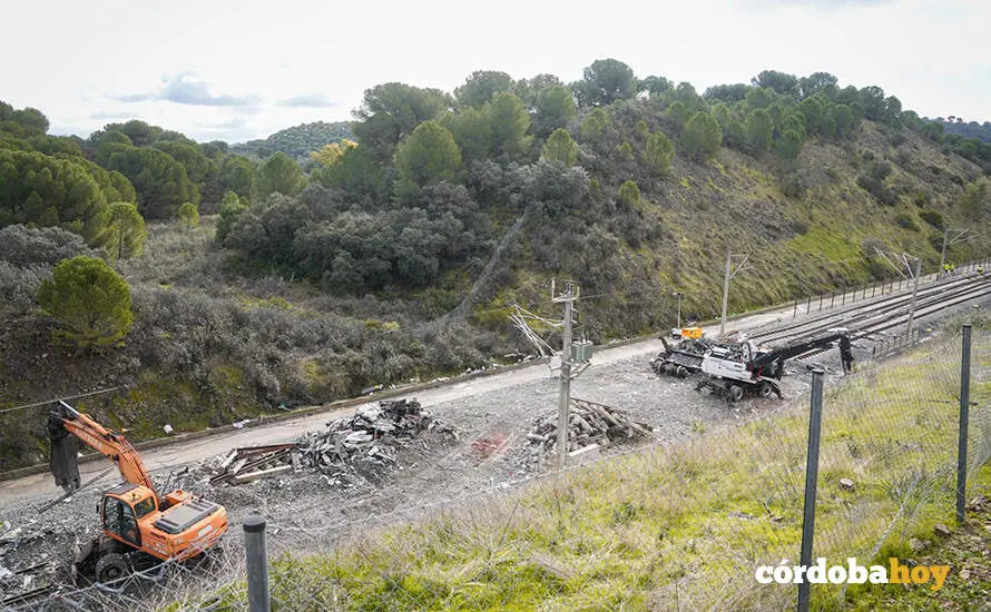 Trabajos de limpieza en las v&iacute;as, seis d&iacute;as despu&eacute;s del siniestro ferroviario ocurrido en Adamuz FOTO GUILLERMO MORALES / EUROPA PRESS