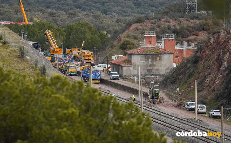 Dispositivo montado en Adamuz para la retirada de los trenes accidentados FOTO GUILLERMO MORALES / EUROPA PRESS