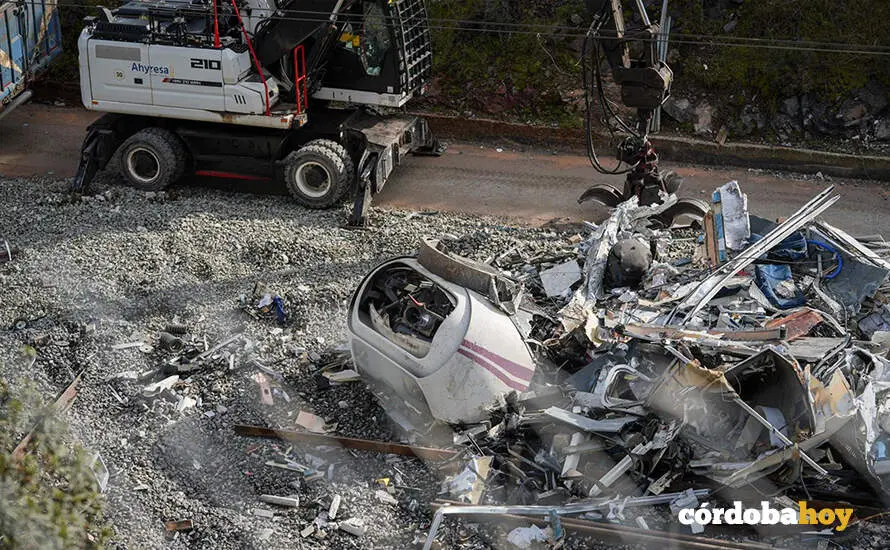 Recogida de restos del tren Alvia ya seccionados en la zona del accidente ferroviario de Adamuz FOTO GUILLERMO MORALES / EUROPA PRESS