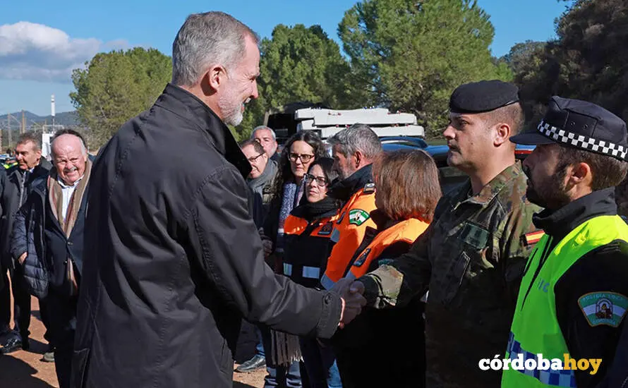 El cabo Obrero fue felicitado por el rey, durante su visita a Adamuz, tras el siniestro ferroviario, en el que el militar ayud&oacute; de forma destacada en el rescate de pasajeros de los trenes accidentados FOTO CASA REAL / JOSE JIMEN&Eacute;NEZ