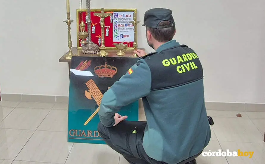 Agente de la Guardia Civil con los objetos robados en la ermita de Los &Aacute;ngeles de Baena FOTO GUARDIA CIVIL