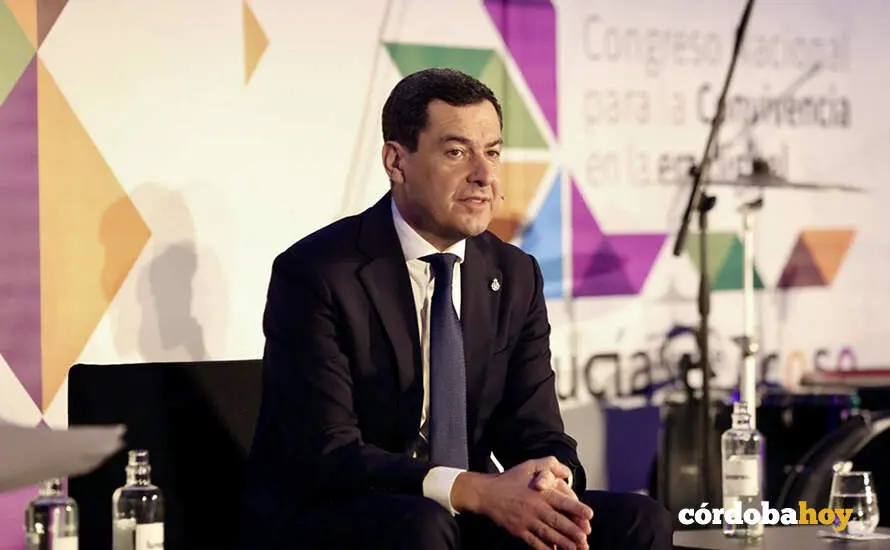 Juanma Moreno, durante su participaci&oacute;n en C&oacute;rdoba en el Congreso Nacional para la Convivencia en la Era Digital 'Andaluc&iacute;a frente el acoso' FOTO ESTHER LOBATO / EUROPA PRESS