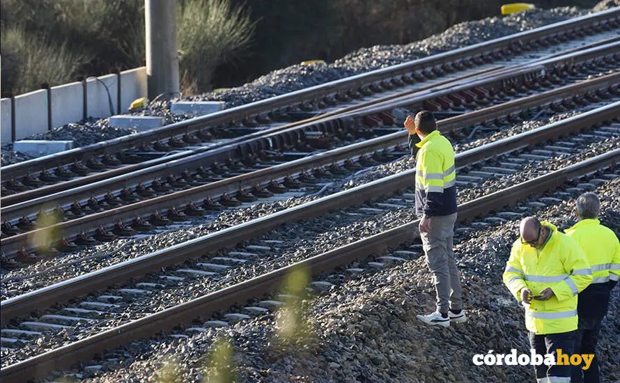 Tramo de v&iacute;a en Adamuz con personal por el accidente ferroviario, en una imagen de archivo FOTO JOAQUIN CORCHERO / EUROPA PRESS