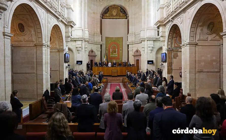 El Parlamento andaluz guarda un minuto de silencio por las v&iacute;ctimas del accidente de tren de Adamuz (C&oacute;rdoba).- FRANCISCO J. OLMO:EUROPA PRESS