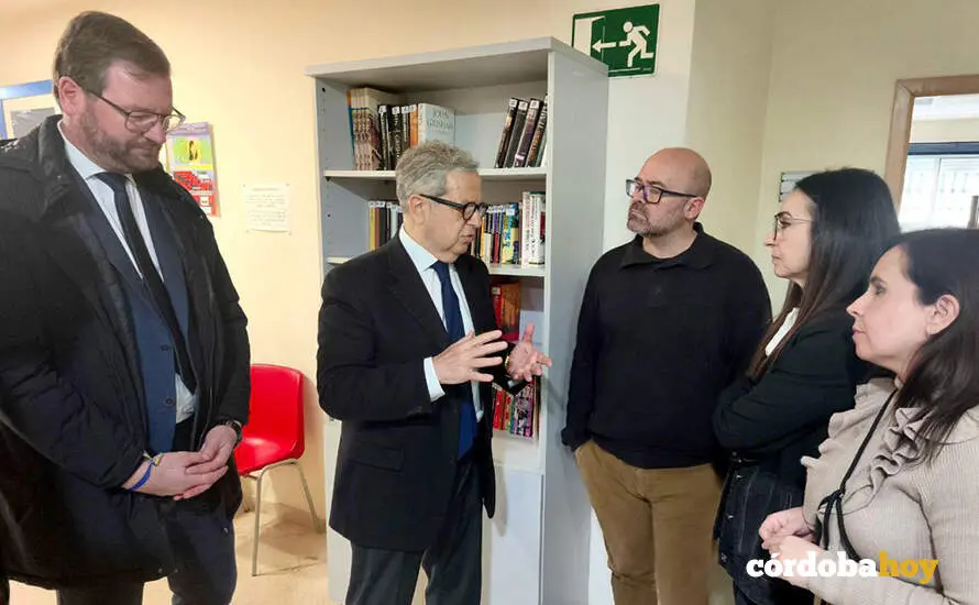 Salvador Fuentes (Centro) en el IPBS conversando con los psic&oacute;logos FOTO DIPUTACI&Oacute;N DE C&Oacute;RDOBA
