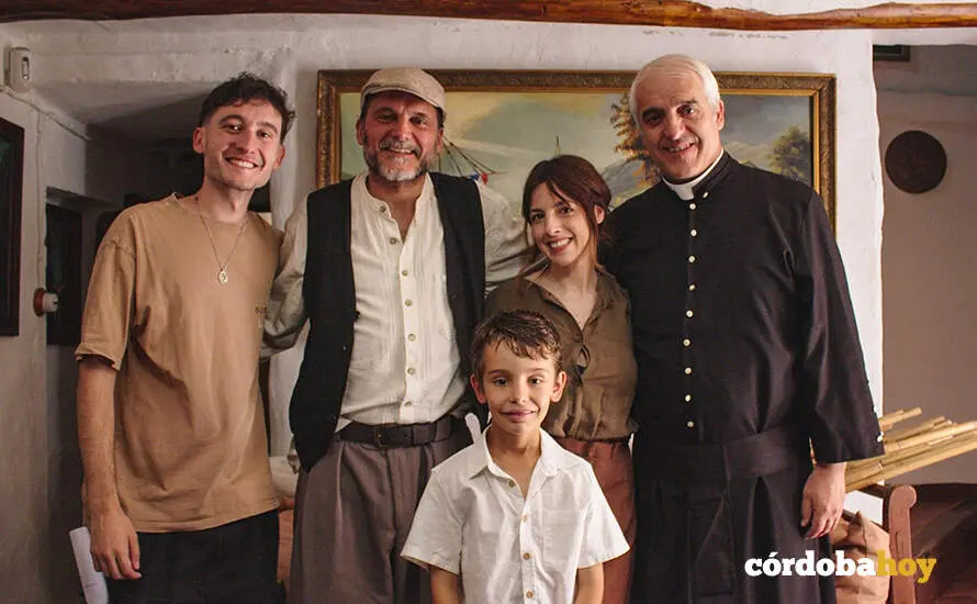 El cineasta &Aacute;lvaro Le&oacute;n, y los actores Salva Reina, Cristina Mediero y Vicente Vergara, con el joven Alejandro Escamilla (centro), en una pausa del rodaje de '&iquest;Qu&eacute; comen los dragones?' FOTO GUILLERMO P. SEVILLA