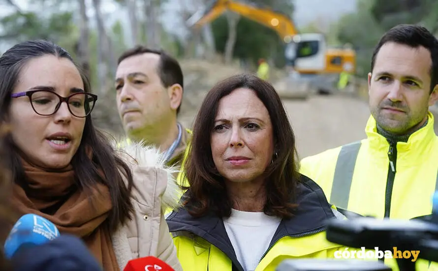 La consejera de Fomento, Articulaci&oacute;n del Territorio y Vivienda de la Junta de Andaluc&iacute;a, Roc&iacute;o D&iacute;az (centro) FOTO GOGO LOBATO / EUROPA PRESS
