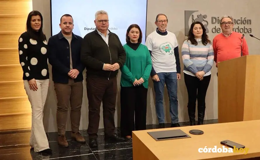 Morales y Ruiz (centro), junto a representantes de Mareas Blancas FOTO PSOE