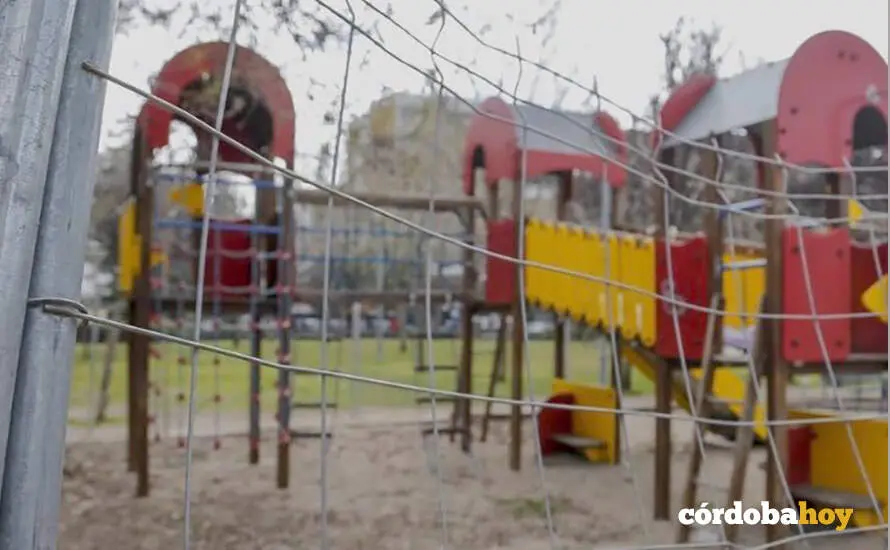 Vallado en mal estado en torno a un parque infantil cordob&eacute;s FOTO VOX