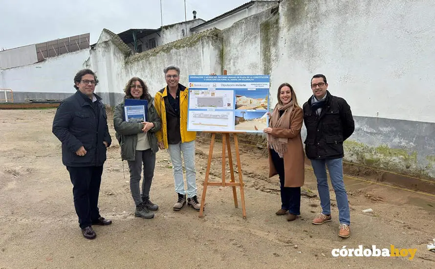El delegado de Infraestructuras, Sostenibilidad y Agricultura de la Diputaci&oacute;n de C&oacute;rdoba, Andr&eacute;s Lorite (centro), en su visita a Villaralto FOTO DIPUTACI&Oacute;N DE C&Oacute;RDOBA