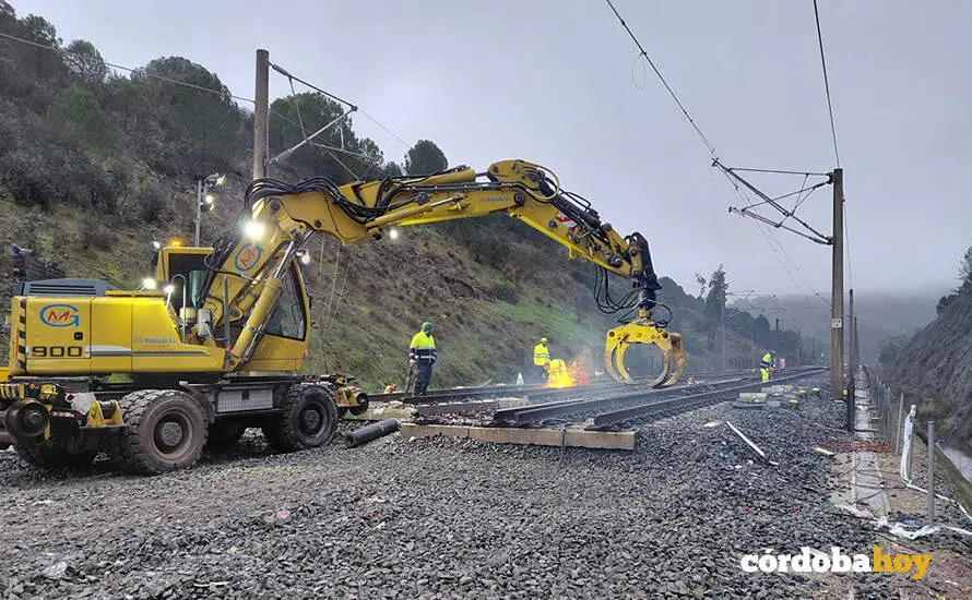 Labores de reparaci&oacute;n de la v&iacute;a donde se produjo el accidente ferroviario Adamuz FOTO MINISTERIO DE TRANSPORTES