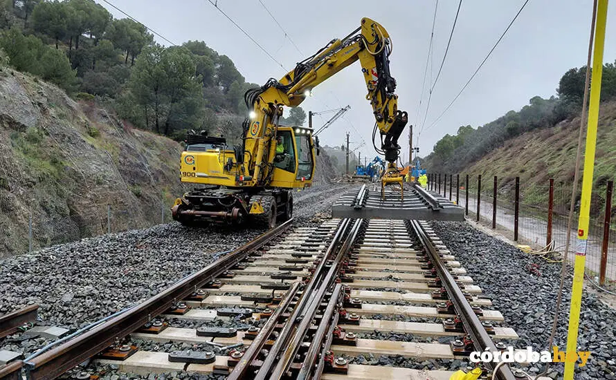 Labores de reparaci&oacute;n de la v&iacute;a donde se produjo el accidente ferroviario Adamuz FOTO MINISTERIO DE TRANSPORTES