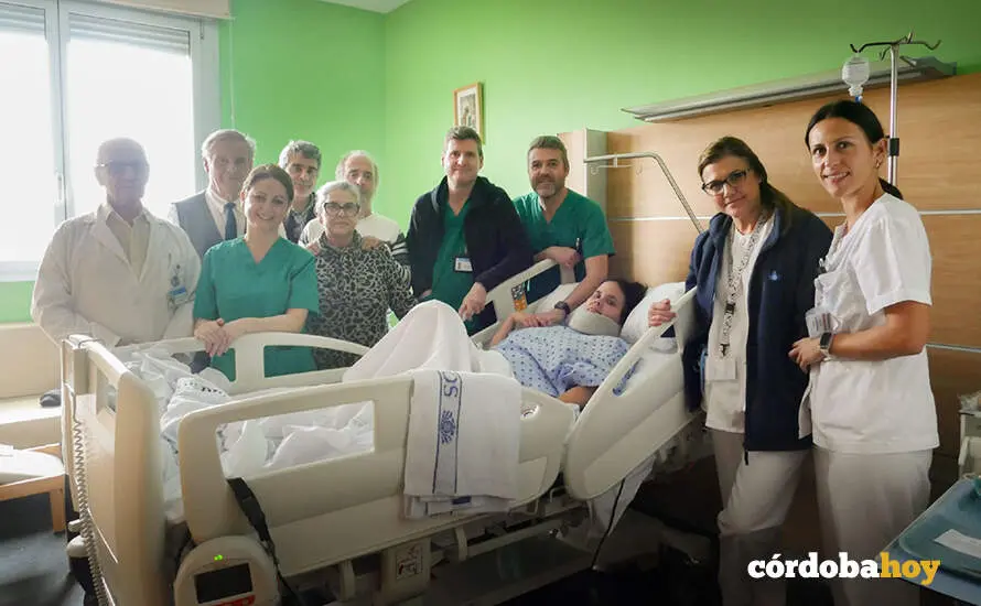 Roc&iacute;o y su familia, junto al equipo de profesionales delSan Juan de Dios, minutos antes de ser trasladada a Huelva FOTO SAN JUAN DE DIOS